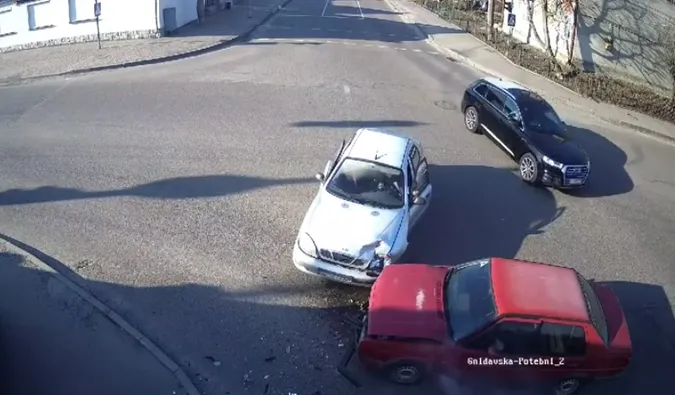 У Луцьку Daewoo влетів у Volkswagen: автомобілі добряче потовчені (відео)