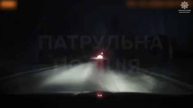 Втікав від патрульних і протаранив стовп: у Луцьку ганялися за п'яним на «рено» (відео)
