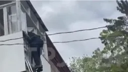 По драбині – на балкон: у Луцьку врятували бабусю, в якої стався інсульт (відео)