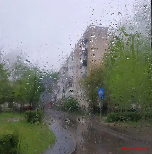 Луцький фотохудожник показав місто крізь дощ
