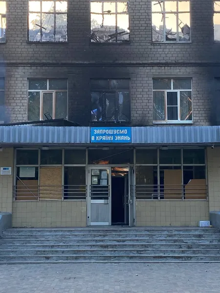 В Авдіївці окупанти обстріляли школу «Градами» з магнієвим зарядом (фото, відео)