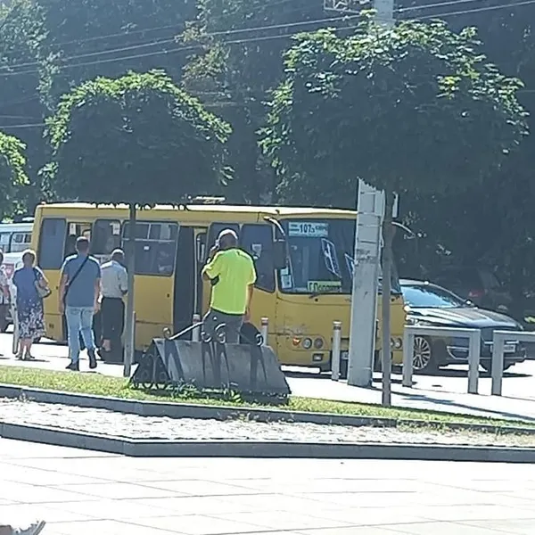 У центрі Луцька патрульні зупинили маршрутку (фото)