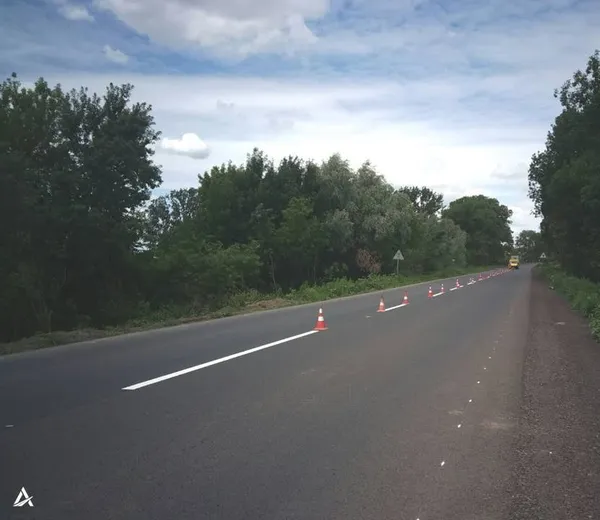 На волинській трасі наносять дорожню розмітку (фото)