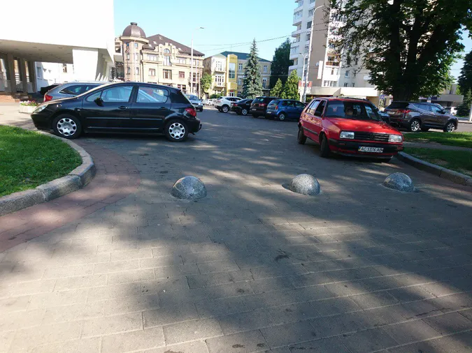 У центрі Луцька встановили обмежувачі руху (ФОТОФАКТ)