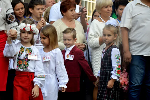 Як у луцькій школі № 1 зустріли першокласників (фото)