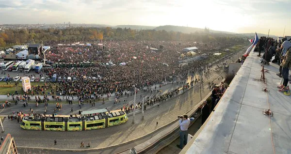 У Празі тисячі людей вимагають відставки прем'єра (фото)