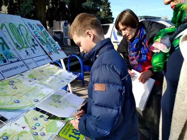Патрульні у центрі Луцька розповідають дітям про безпечний Великдень (фото)