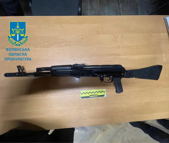 Волинянин придбав три АК-74 в жителя Херсонщини (фото)