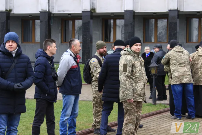Луцьк: підняли прапор на підтримку військовополонених (фото)