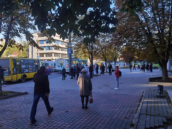 У Луцьку на Відродження автомобіль на зупинці збив чоловіка (фото, відео)