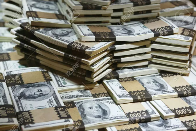 У березні українці значно більше продали валюти ніж купили