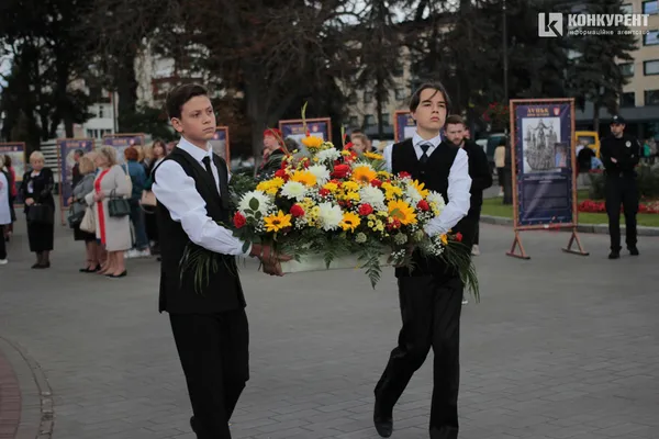 Квіти і класична музика: у центрі Луцька почали святкування Дня міста (фото)