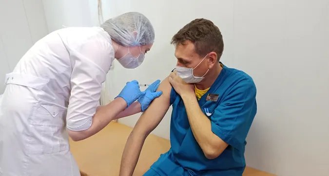 Україна чекає на перші вакцини від COVID-19 – розповідаємо, кого, коли і як почнуть прищеплювати