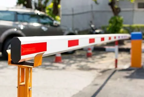У луцьких дворах демонтують незаконні обмежувачі руху