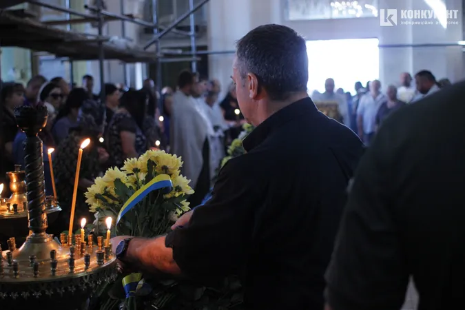 Віддали життя за нас: Луцьк на колінах попрощався з двома захисниками (фото, відео)