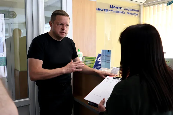 Очільники Волині перевірили, як у Луцькому ЦНАПі обслуговують ветеранів та людей з інвалідністю (фото)