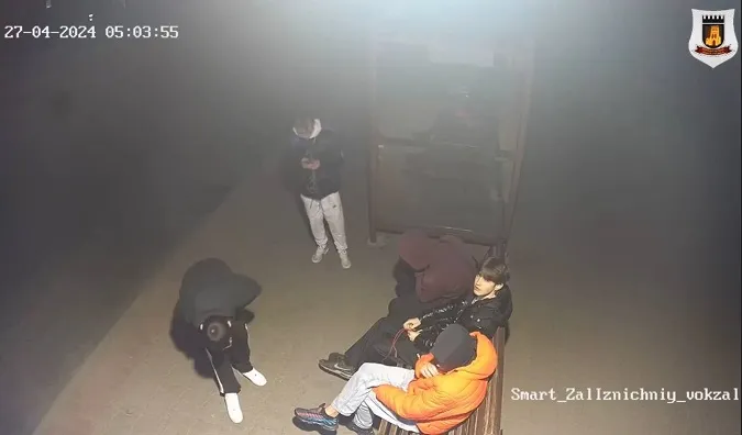 У центрі Луцька хулігани зламали пасхальні декорації та камеру – тепер їх шукають (відео)