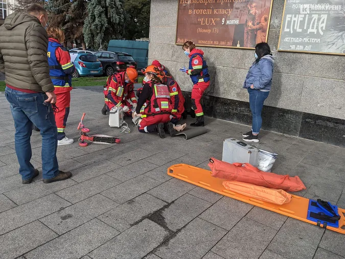 На Театральному майдані в Луцьку «рятували» гумового «самокатника» (фото, відео)