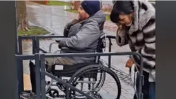 Більше мінусів, ніж плюсів: у Луцьку затестили підіймальну платформу біля аптеки (відео)