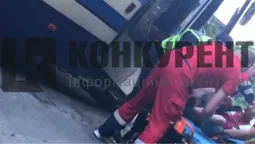 У Луцьку п'яний чоловік розбив головою скло в автобусі (відео)
