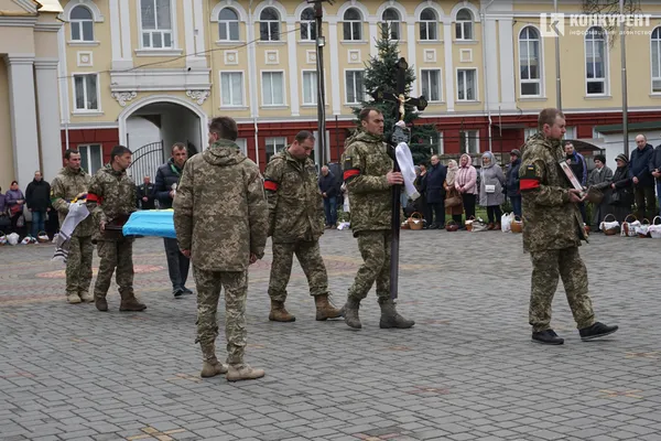 Напередодні Великодня у Луцьку прощалися з Героєм, згадуючи Ісуса (фото, відео)