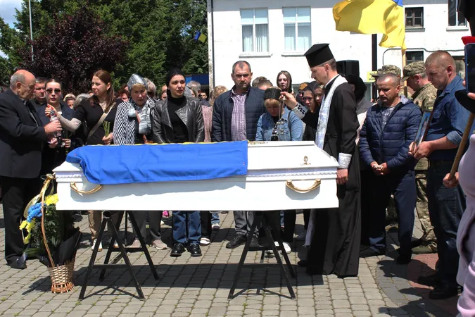 У Луцькому районі попрощалися із 22-річним бійцем Романом Карпюком (фото)