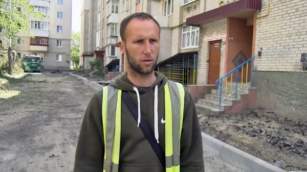 Вкладають бруківку і формують клумби: в Луцьку на проспекті Відродження ремонтують двори (фото, відео)
