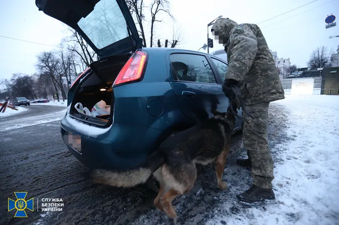 В урядовому кварталі Києва СБУ шукає диверсантів і заборонені предмети (фото)