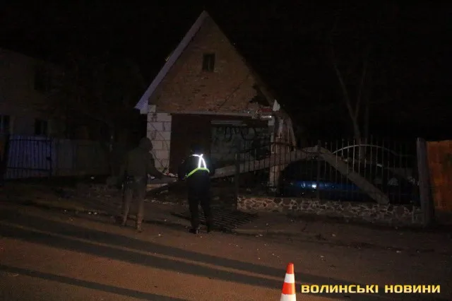 ДТП у Луцьку: водій протаранив гараж та стовп електроопори, а сам втік (фото)