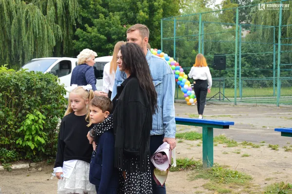 Квіти, вітання та першачки: у луцькій школі №9 пролунав перший дзвоник (фото)
