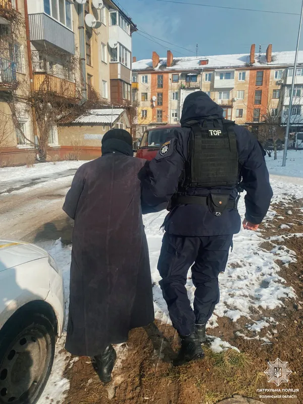 Посадили в службове авто: з вулиці забрали літню волинянку (фото)