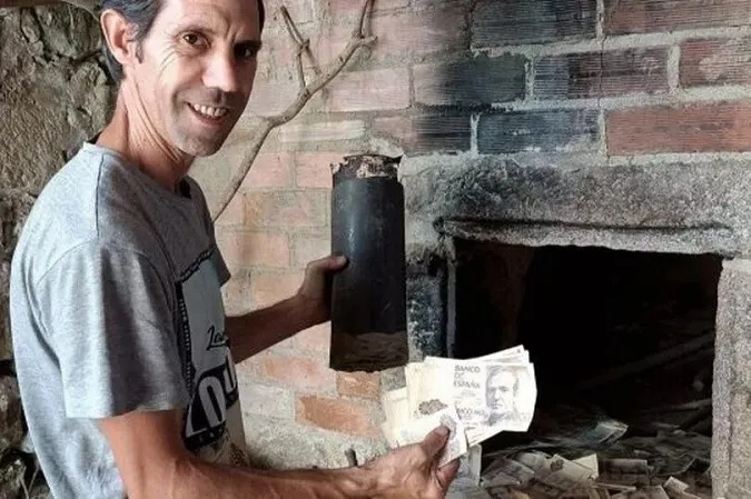 Чоловік під час ремонту знайшов 9 мільйонів, але так і не розбагатів: чому (фото)