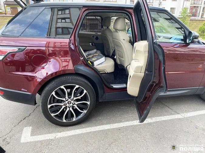 У Рівному в авто підприємця кинули гранату, але вона не вибухнула (фото)