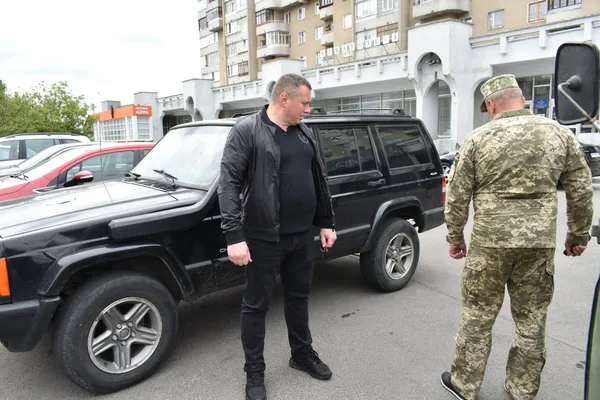 Волинська ОВА передала на фронт дві автівки (фото)