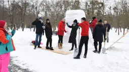 У луцькому парку ліплять снігові скульптури (фото)