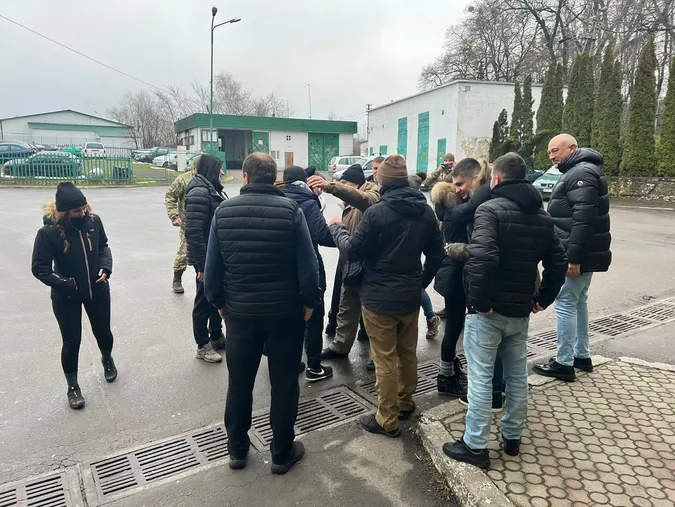 Десятеро прикордонників повернулися з лікування в Іспанії (фото, відео)