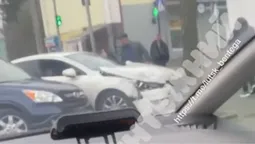 Біля Центрального ринку у Луцьку – аварія: автівки вилетіли на тротуар (відео)