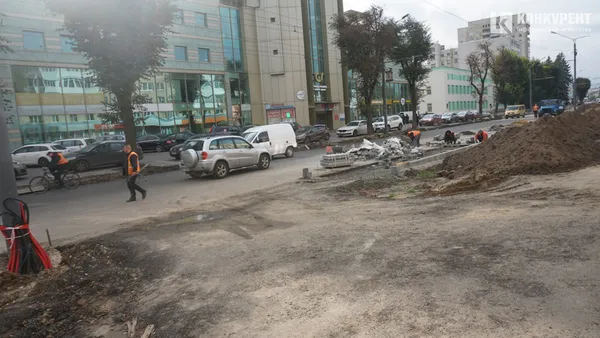 Їздять, ходять, ремонтують: що відбувається на проспекті Волі у Луцьку (фото)