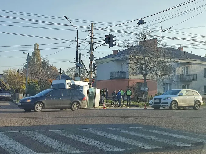 У Луцьку на Дубнівській влупилися два буси (фото, відео)