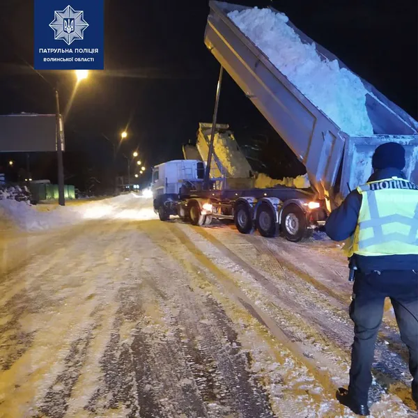 На трасі патрульні самотужки розчистили виїзд від снігу (фото)