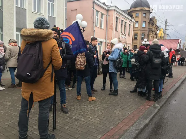 У центрі Луцька студенти вимагають пільговий проїзд (фото, оновлено)