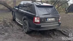 У Луцьку муніципали оштрафували водія Land Rover за знищений газон (фото, відео)