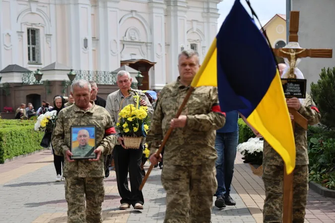 У Луцьку провели в останню дорогу Героя Олександра Кобилька (фото)