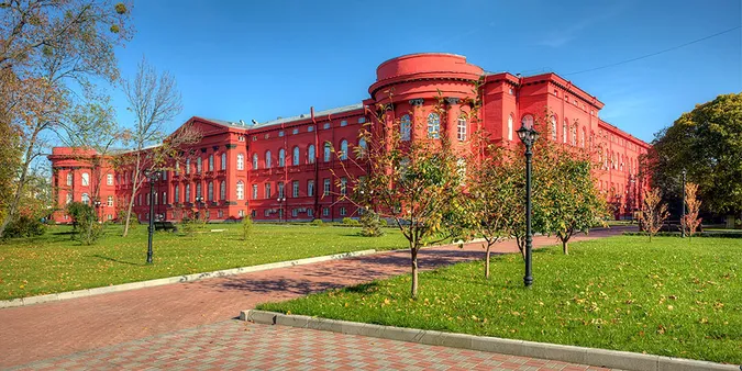 Скільки коштує економічна освіта в провідних вишах України