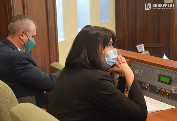 Із селфіками, масочками та невеличким скандальчиком на фінал: перша сесія Волиньради (фото)