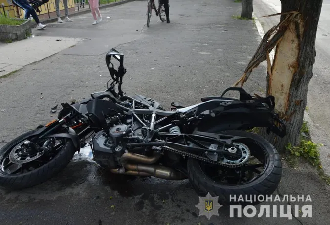 У Ковелі після зіткнення з авто мотоцикл в'їхав у дерево (фото)