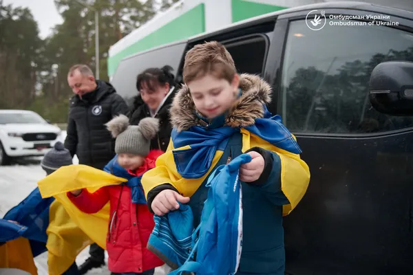 Родини об'єднались: до України повернули 5 дітей, яких викрала росія (фото)