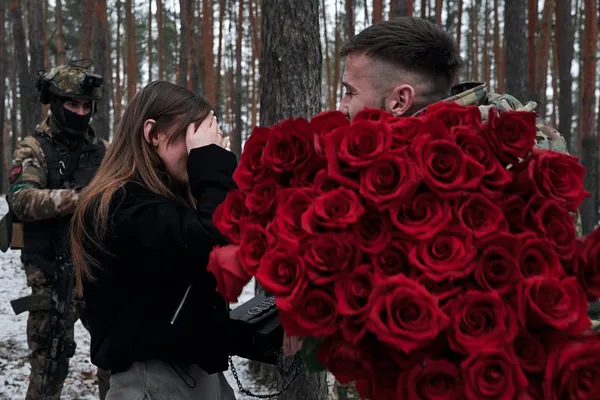 Зав'язали очі та вивезли в ліс: на Донеччині військовий освідчився коханій (фото)