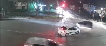 Небезпечний поворот: у Луцьку навчальне авто ледь не врізалося у Volkswagen (відео)