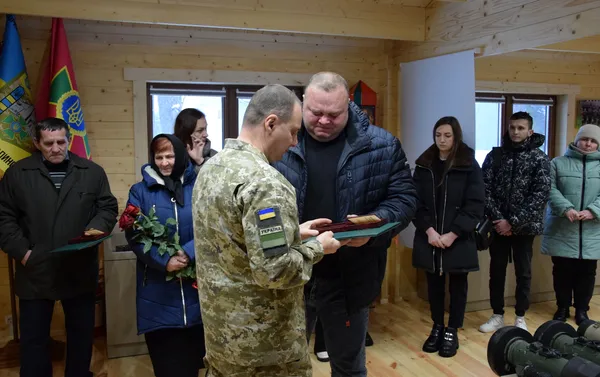 У Луцьку рідним загиблих прикордонників вручили їхні посмертні нагороди (фото)